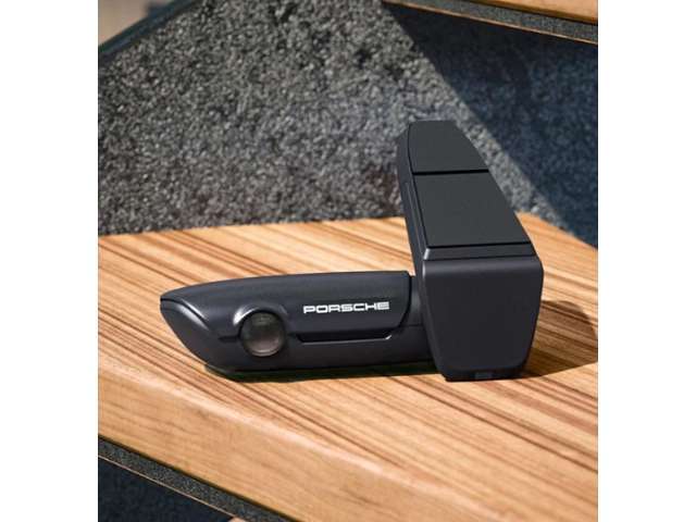 ポルシェ純正ドライブレコーダー（ダッシュカム）前方録画タイプとなります。部品代金、取付工賃、消費税を含んだ価格となります。