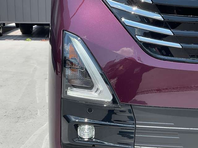 最新式はLEDヘッドランプですね。瞬時に明るい光が夜間の運転をぐっと楽にしてくれますよ。