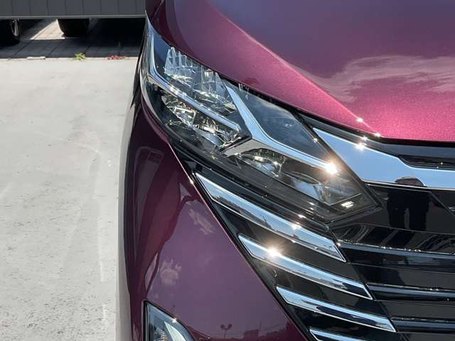 最新式はLEDヘッドランプですね。瞬時に明るい光が夜間の運転をグッと楽にしてくれますよ。