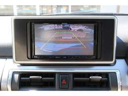 バックカメラが駐車の際の死角を減らします。