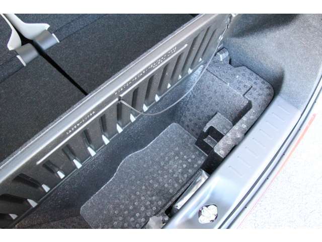 荷室下にも掘込式の収納スペースが。ボードを立てて背の高い荷物を載せることも可能です。