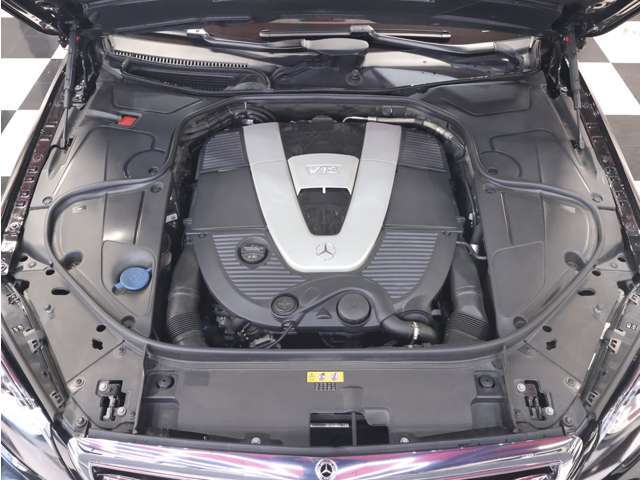 V12気筒ツインターボ　530 馬力 830Nm　クランキング音やエンジン音は唯一無二でございます。