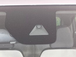 【インテリジェントエマージェンシーブレーキ】フロントカメラで前方の車両や歩行者を検知。衝突しそうな時は衝突被害軽減ブレーキが作動、衝突回避をサポート。より安全にドライブをお楽しみいただけます。