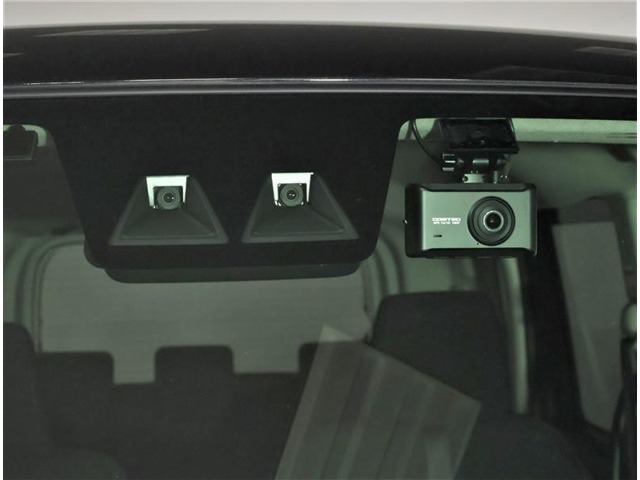 ドライブレコーダー装備：車の走行中の主に外観を中心に記録する撮影機材です！交通事故発生時の責任の所在を明確にしたり、観光等を記録するのにも役立ちます！