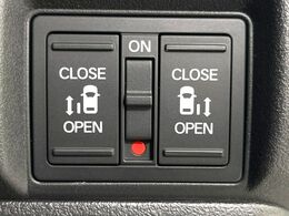 【両側パワースライドドア】スマートキーや運転席のスイッチで後席両側スライドドアの開閉が可能♪電動だから力を入れてドアを開ける必要が無く、小さなお子様でも簡単に開け閉めでき快適です♪