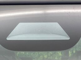 【ホンダセンシング】走行中に前方の車両等を認識し、衝突しそうな時は警報とブレーキで衝突回避と被害軽減をアシスト。より安全にドライブをお楽しみいただけます。