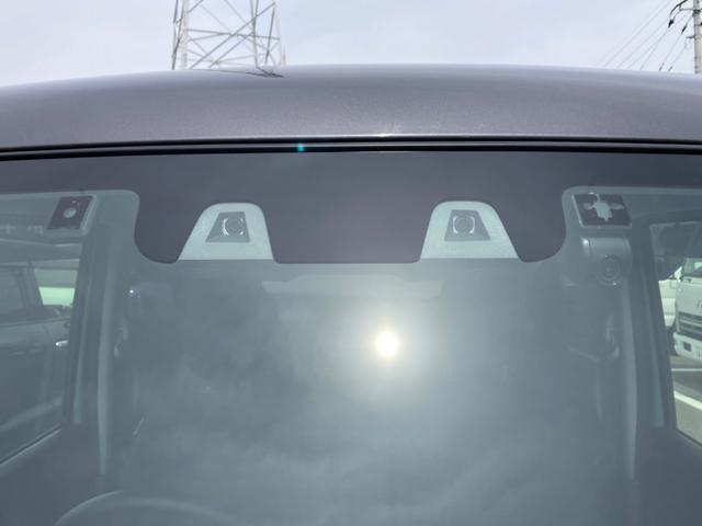 2つのカメラで前方の車両や歩行者を検知し、衝突のおそれがあると判断すると、ブザー音やメーター内の表示で警告。衝突の可能性が高まると、自動でブレーキをかけ、衝突の回避または衝突時の被害軽減を図ります。