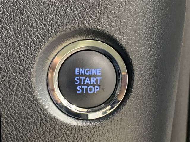 スマートキーを携帯していればキーを取り出さずにクルマの始動が可能です。