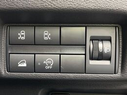 【ハンズフリー機能付き両側パワースライドドア】スライドドアの下に足先を入れてすぐ引くと、自動的にスライドドアが開閉します！荷物で両手がふさがった状態でも、ドアの開閉ができてとっても便利！