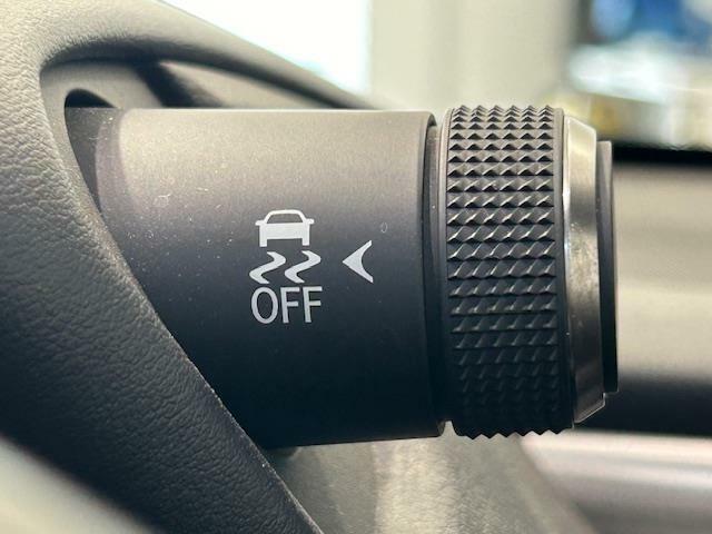 ハンドルには豊富なステアリングスイッチが搭載されており、運転時の操作において視界をずらす事なく行えます♪
