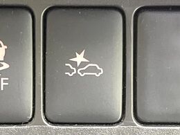 【エマージェンシーブレーキ】走行中に前方の車両等を認識し、衝突しそうな時は警報とブレーキで衝突回避と被害軽減をアシスト。より安全にドライブをお楽しみいただけます。