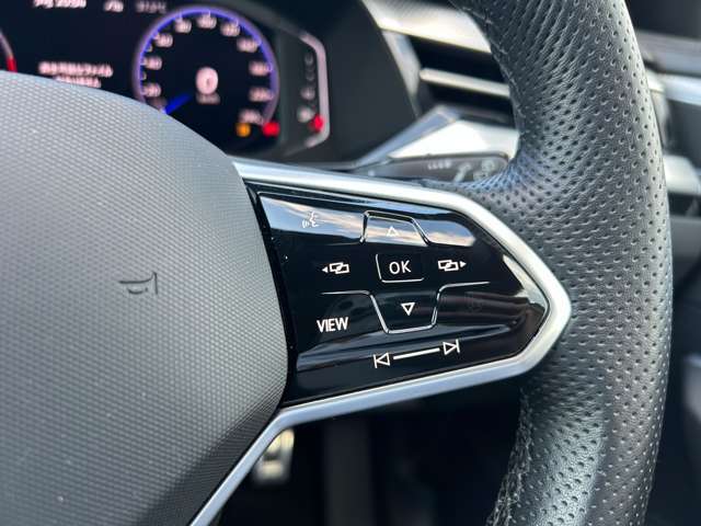 LIBERALAでは多種多様の車種をご用意させていただいております。お客様がご納得いくまで、そのお車の持つ特性を五感すべてで感じ取っていただける場をご提供します。