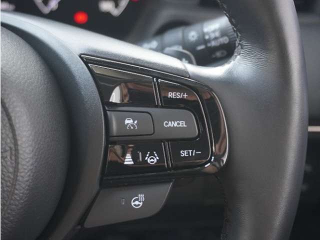 【アダプティブクルーズコントロール】予め設定した車速内でクルマが自動的に加減速。前走車との適切な車間距離を維持しながら追従走行します。【LKAS】車線維持支援システムでステアリング操作を支援。
