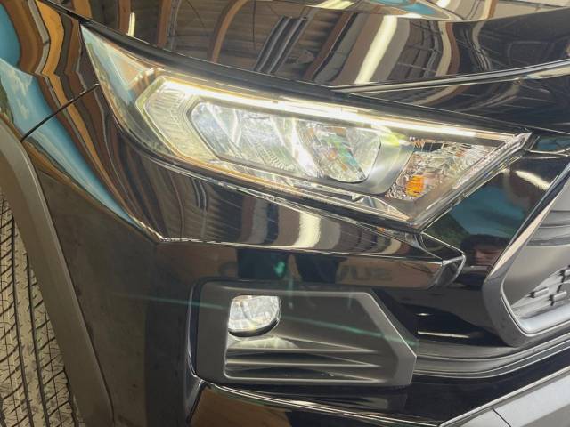【LEDヘッドライト】悪天候や夜間走行時も良好な視界を確保し安心して運転できる高輝度LEDヘッドライトを装備！点灯速度が早く、消費電力も抑えられています。
