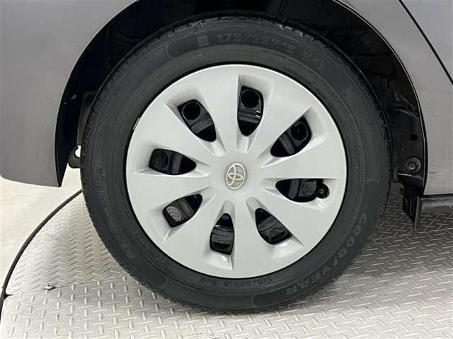 タイヤサイズは175/65R15！納車前の点検時にタイヤ交換させていただきます！スチールホイールに錆があります。