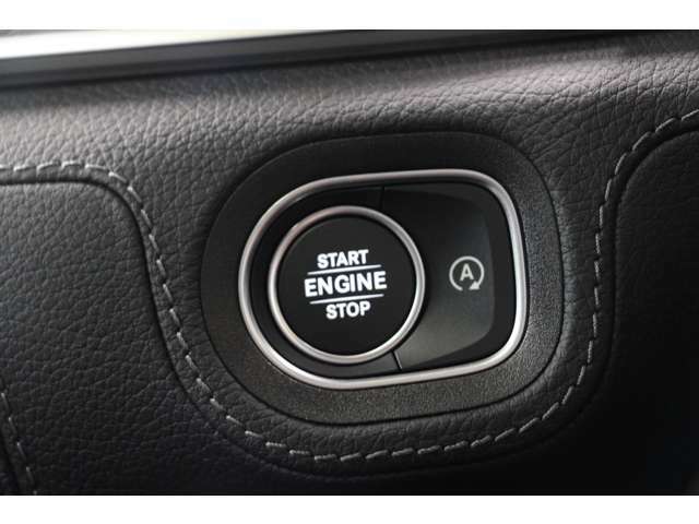 スマートキーを採用しているため、エンジン始動はボタンでの操作となります。