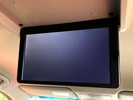 【11型フリップダウン】大画面モニターで後席でもエンタメをお楽しみいただけます。家族や友人とお出かけする機会が多い方に大人気です♪