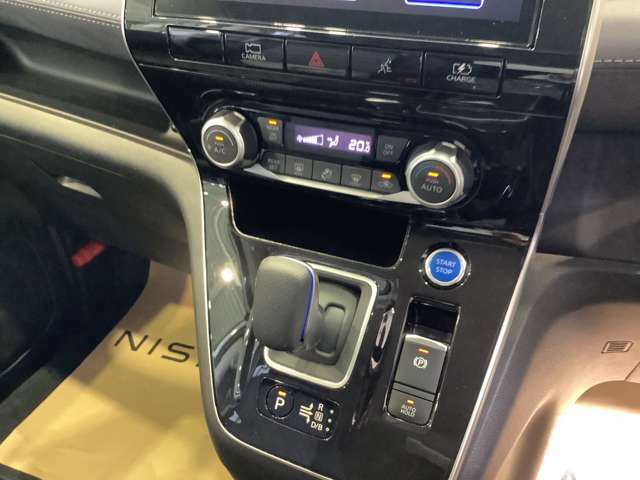 前後で温度の調節が出来るダブルオートエアコンを装備！温度を設定するだけで車内を快適にしてくれます。