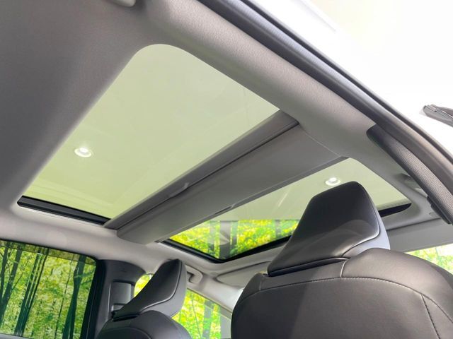 【パノラマルーフ】大型のガラスルーフ搭載で車内の解放感が一気にアップ！開放的なドライブをお楽しみいただけます。