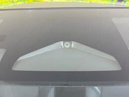 【トヨタセーフティセンス】走行中に前方の車両等を認識し、衝突しそうな時は警報とブレーキで衝突回避と被害軽減をアシスト。より安全にドライブをお楽しみいただけます。