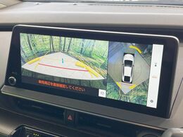 【パノラミックビューモニター】専用のカメラにより、上から見下ろしたような視点で360度クルマの周囲を確認することができます☆死角部分も確認しやすく、狭い場所での切り返しや駐車もスムーズに行えます。