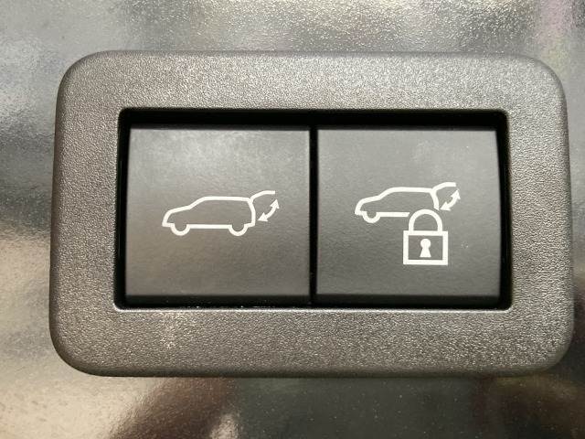 【電動リアゲート】ボタンひとつで大きなゲートも簡単に開閉可能です。背の高いSUVならではの装備は嬉しいですね。