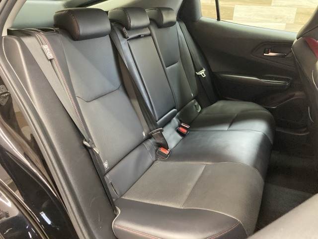 セカンドシートは大人二人が乗っても十分なスペースがしっかりと確保されております。前のオーナーがしっかりと管理されているお車で綺麗な状態がキープされております。