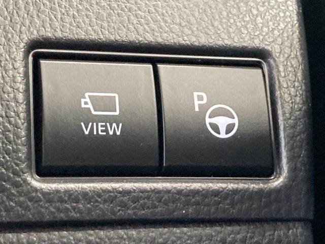 【パーキングアシスト】ハンドルやペダル、シフトの操作をシステムが自動制御し、駐車を支援する機能です。