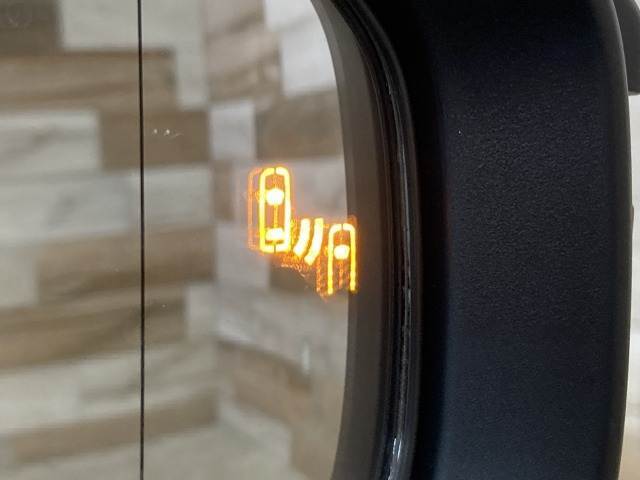 【ブラインドスポットモニター（BSM）】車線変更時に車両後方から来る車両を検知し安全をサポートする装置です。