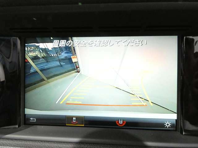 リバース操作に連動して、車両後方の映像をCOMANDディスプレイに表示するリアビューカメラ！