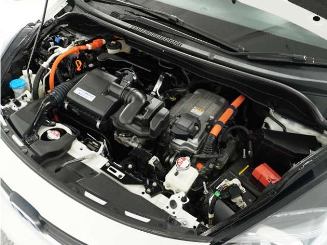 エンジンは車の心臓部分です。このエンジンルームが汚いとトラブルの基になります。当店は専用の液剤を使って徹底的に綺麗にします。