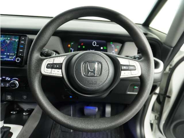 【Honda SENSING】 カメラ等装置で精度の高い検知能力を発揮、安全運転を支援します。ステアリング上のコントローラーに注目！