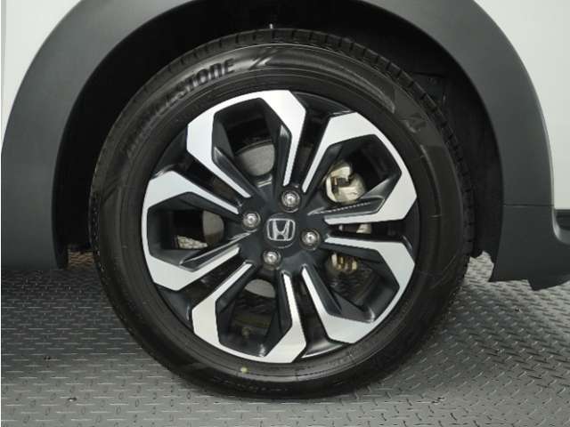 アルミホイール装着車です！これで足元まわりもおしゃれにきまります！