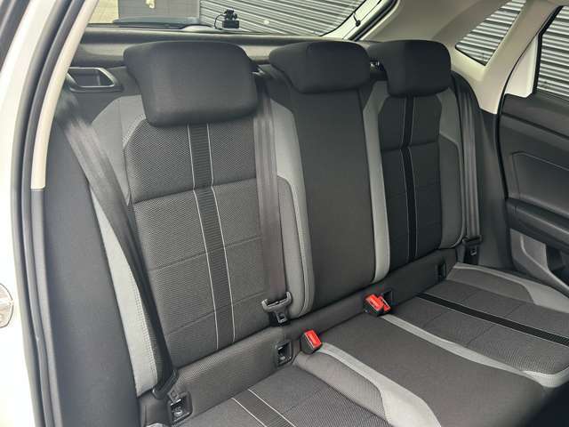 ヘタリ・汚れ等もなく、きれいな状態を保っています！足元もゆったりとしたスペースがあるので十分に快適なドライブが期待できます☆