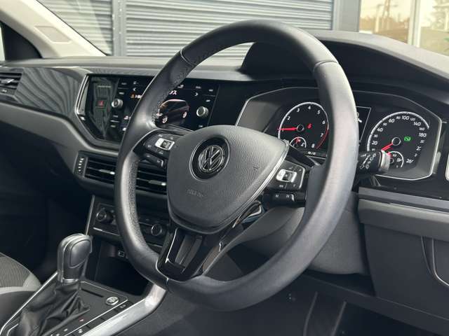 手になじみやすいステアリングで左右の機能でナビに触らず、音量調整や切り替えができるので、走行中にとても便利です！