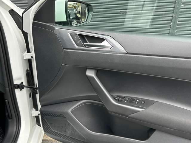 LIBERALAは輸入車と本を愛される方々に少しだけ上質な時間が過ぎていくように、落ち着きのある空間をご用意しております。