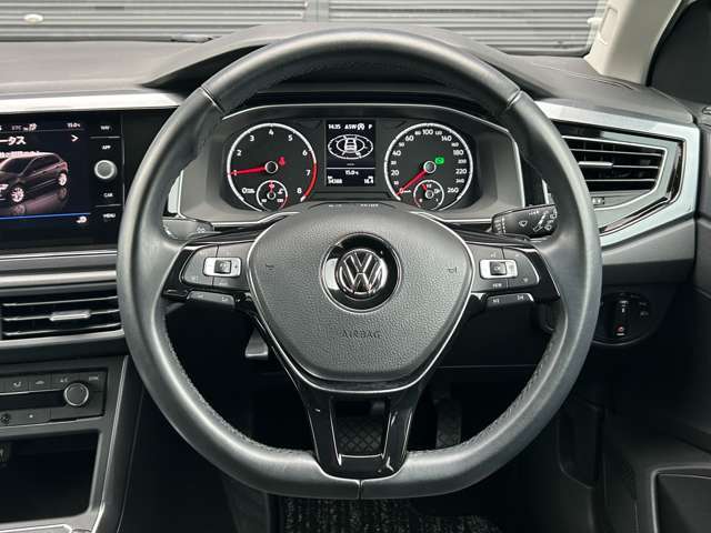 手になじみやすいステアリングで左右の機能でナビに触らず、音量調整や切り替えができるので、走行中にとても便利です！