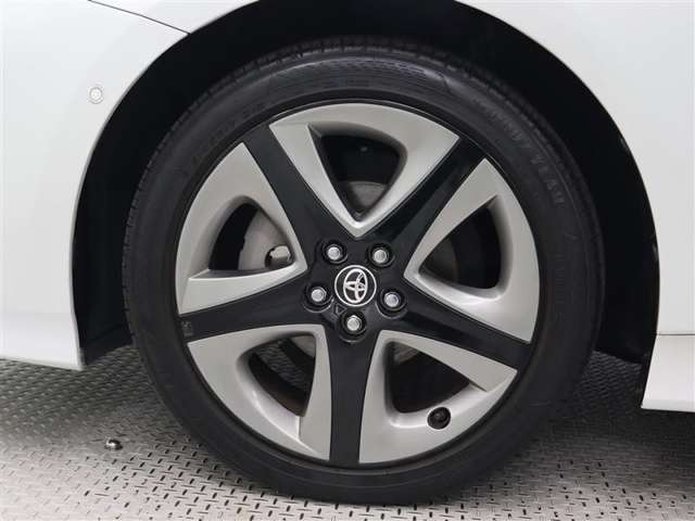 215/45R17タイヤ＆17×7Jアルミホイール(ブラック塗装・チタン調塗装 樹脂加飾パーツ+センターオーナメント付)装着です。