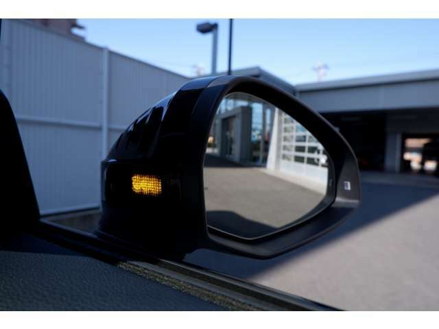 ドライバーの死角を並走する車両を検出して、事故を未然に防ぐシステムです。走行中にレーダーセンサーが後方の並走車を検出すると、該当する側のドアミラー内側のLEDを点灯してドライバーに注意を促します。