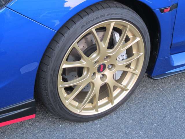 特別仕様の19インチアルミは、無傷です。タイヤは、8分山程度ございます。