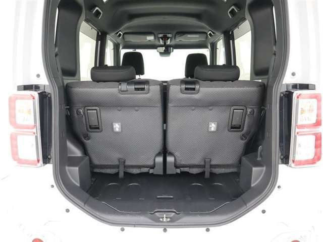 ＜バックドア＞ハッチバックなので、バックドアは上に開きます♪大きな荷物の出し入れがしやすくなります。便利ですよ♪