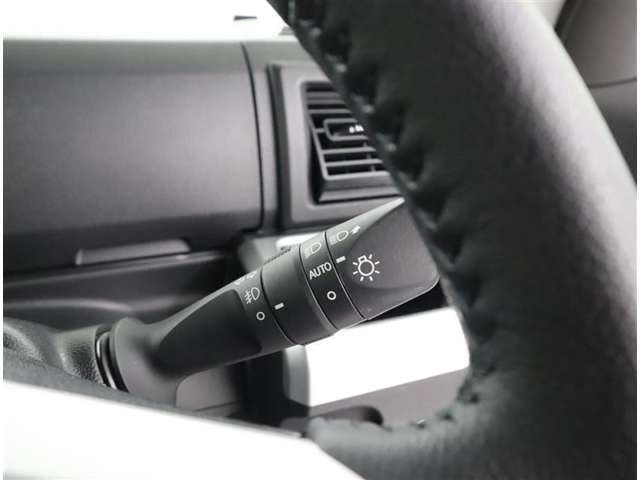 ＜AUTOライト＞周囲の明るさをセンサーでキャッチして、ヘッドライトを自動的に点けてくれる賢い機能です！