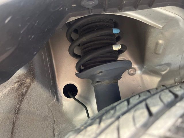 お車を安心してお乗りいただく為には、足回りの定期点検が欠かせません。サービスサポート（有償保証）では無料点検もご提供しており、安心のカーライフをお過ごしいただけるサポート体制が整っています。