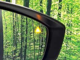 【ブラインドスポットモニタリング】走行中、ドアミラーの死角になりやすい箇所に後続車が接近するとサイドミラー付近に警告を表示、ドライバーに注意喚起をしてくれます。