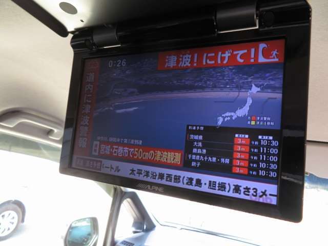 ALPINE製10.2インチフリップダウンモニター付で後席でテレビ視聴やDVD再生も可能です。