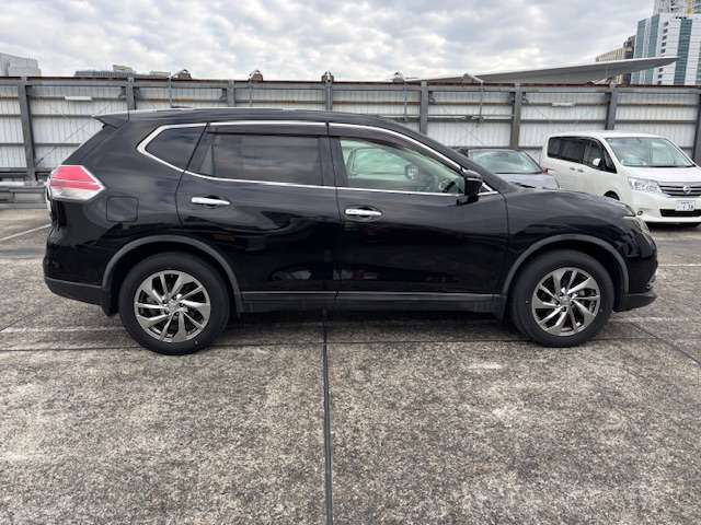 横から見てもスタイリッシュなデザイン、乗り降りもしやすいです。是非、ご試乗ください☆