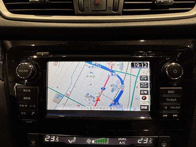 メーカーオプションのナビが付いています。