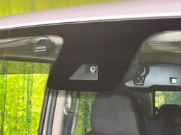 【インテリジェントエマージェンシーブレーキ】フロントカメラで前方の車両や歩行者を検知。衝突しそうな時は衝突被害軽減ブレーキが作動、衝突回避をサポート。より安全にドライブをお楽しみいただけます。