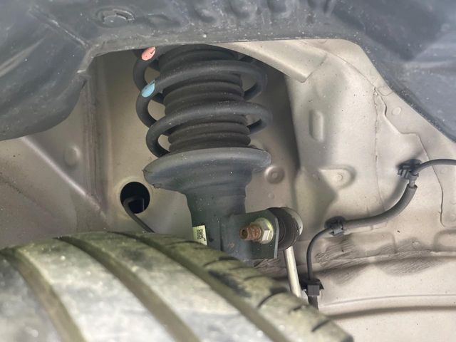 お車を安心してお乗りいただく為には、足回りの定期点検が欠かせません。サービスサポート（有償保証）では無料点検もご提供しており、安心のカーライフをお過ごしいただけるサポート体制が整っています。