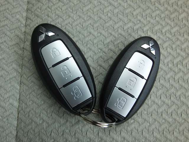 スマートキーはスペアと合わせて、2個ございます